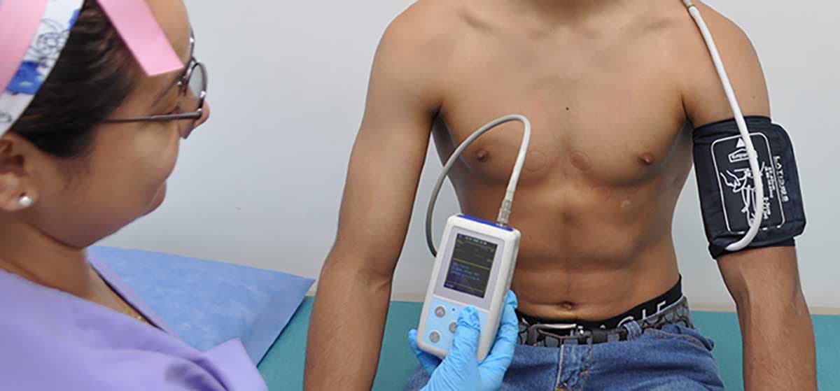 Paciente realizándose un estudio de MAPA 24 horas