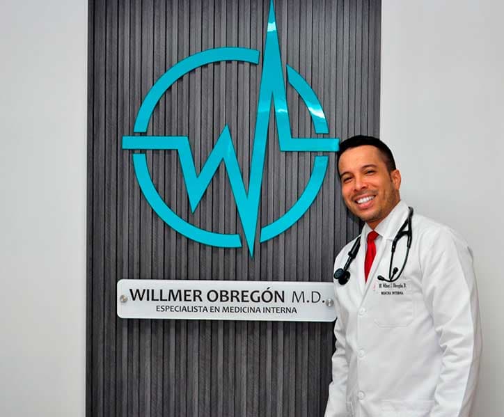 Dr. Willmer Obregón, especialista en medicina interna, en su consultorio en Medellín