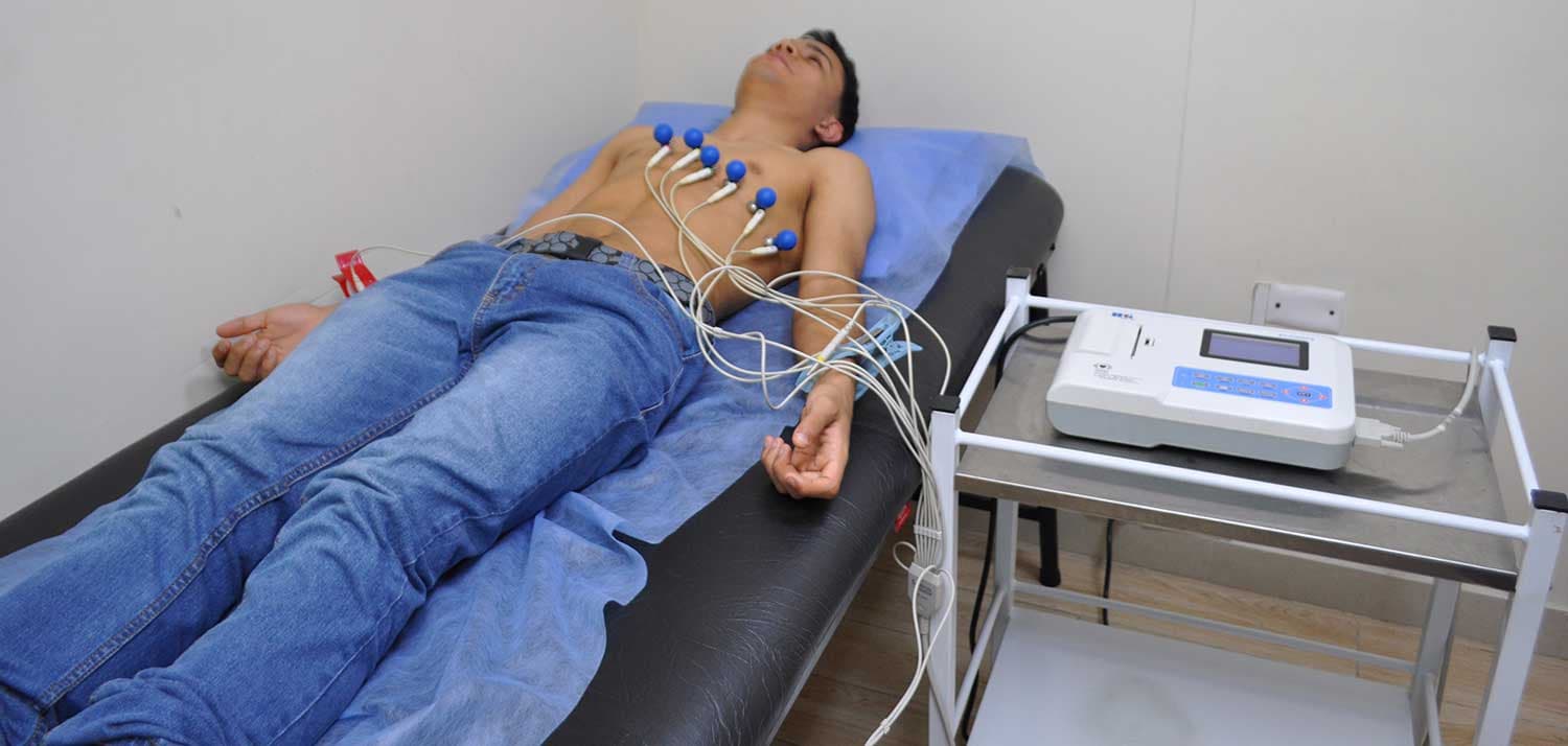 Electrocardiograma en Medellín - electrodos colocados en pecho de paciente para registro cardíaco