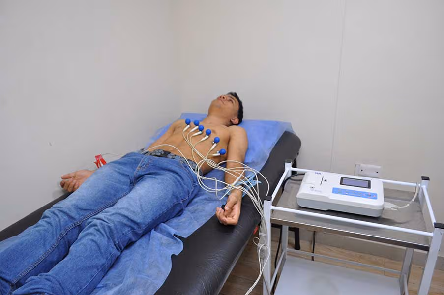 Electrocardiograma en Medellín - paciente con electrodos para registro cardíaco