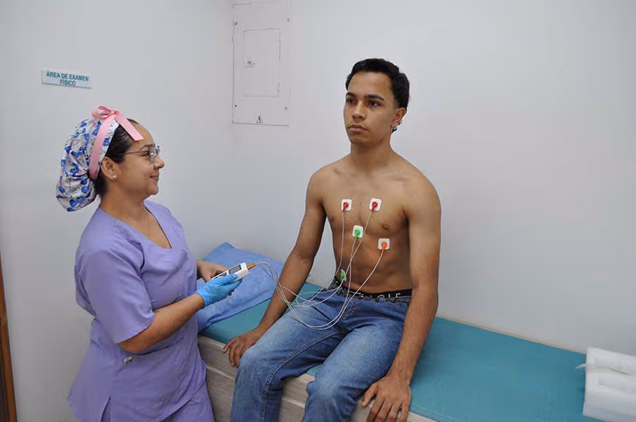 Holter 24 horas en Medellín - colocación de dispositivo para monitoreo cardíaco