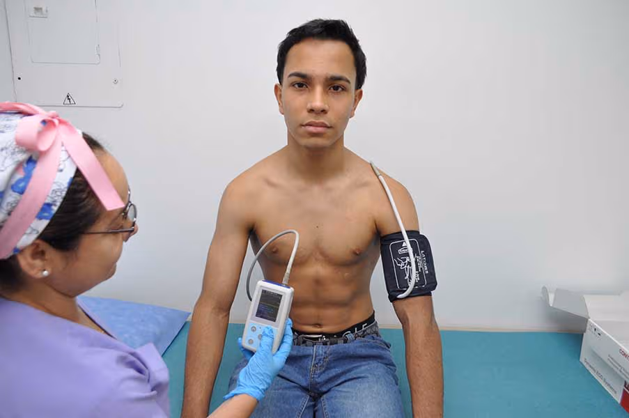 MAPA 24 horas en Medellín - paciente con brazalete para monitoreo de presión arterial